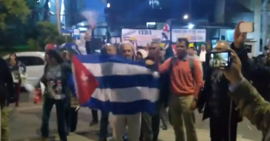 Des partisans de Cuba en Colombie agressent des manifestants anti-Castro Des partisans de Cuba en Colombie agressent des manifestants anti-Castro