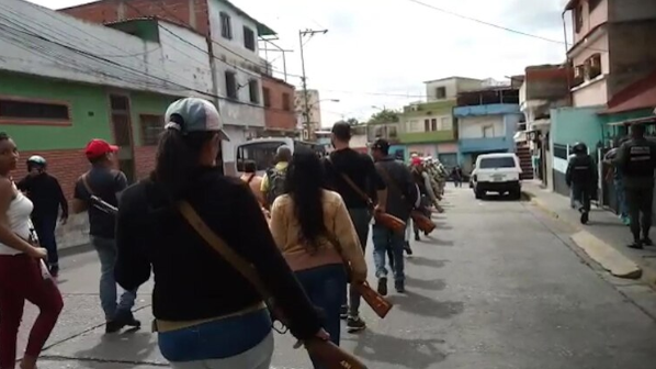 Les milices du régime Chavista s’entraînent dans les rues de Caracas Les milices du régime Chavista s’entraînent dans les rues de Caracas