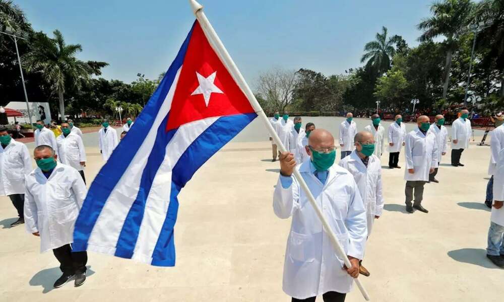 Certains médecins cubains au Mexique travaillent dans des hôpitaux militaires