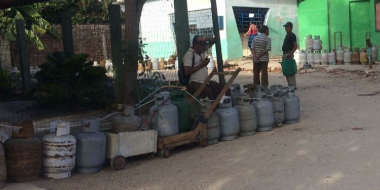 La queue de gaz: insensibilité, rareté et désordre La queue de gaz: insensibilité, rareté et désordre