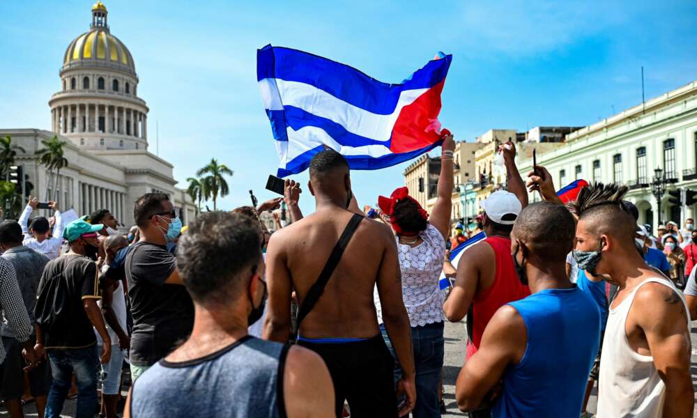 Bernie Sanders et Alexandria Ocasio-Cortez se taisent sur Cuba alors que les républicains soutiennent les manifestants