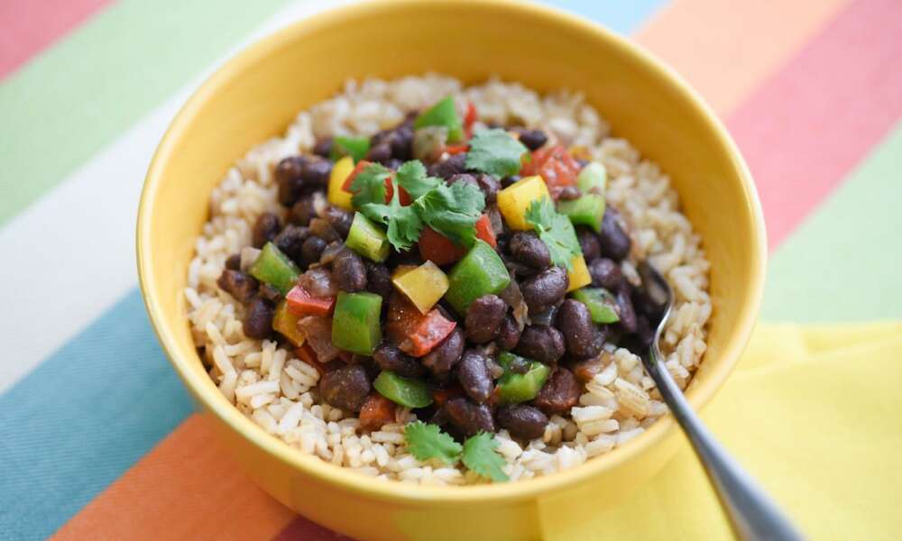 Haricots noirs, mélange de riz aux poivrons, oignons et ail pour un goût épicé de Cuba Haricots noirs, mélange de riz aux poivrons, oignons et ail pour un goût épicé de Cuba