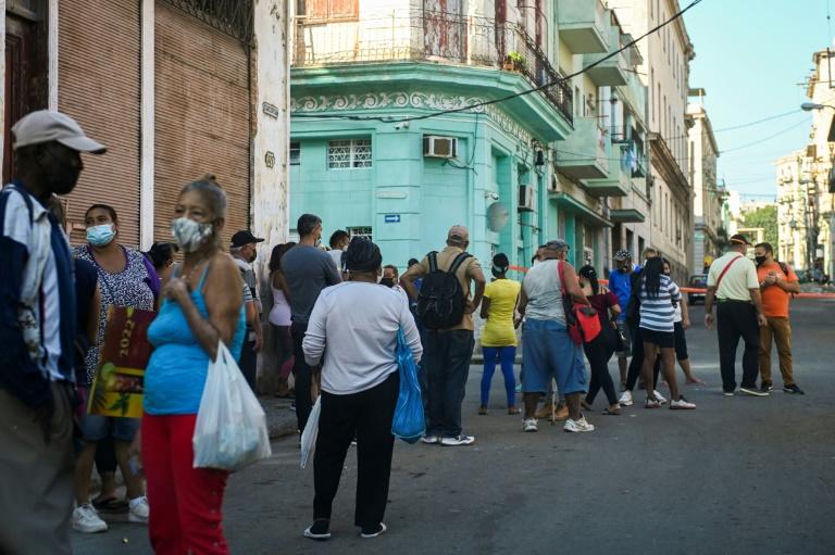 A Cuba, faire la queue pendant des heures « juste pour pouvoir manger »