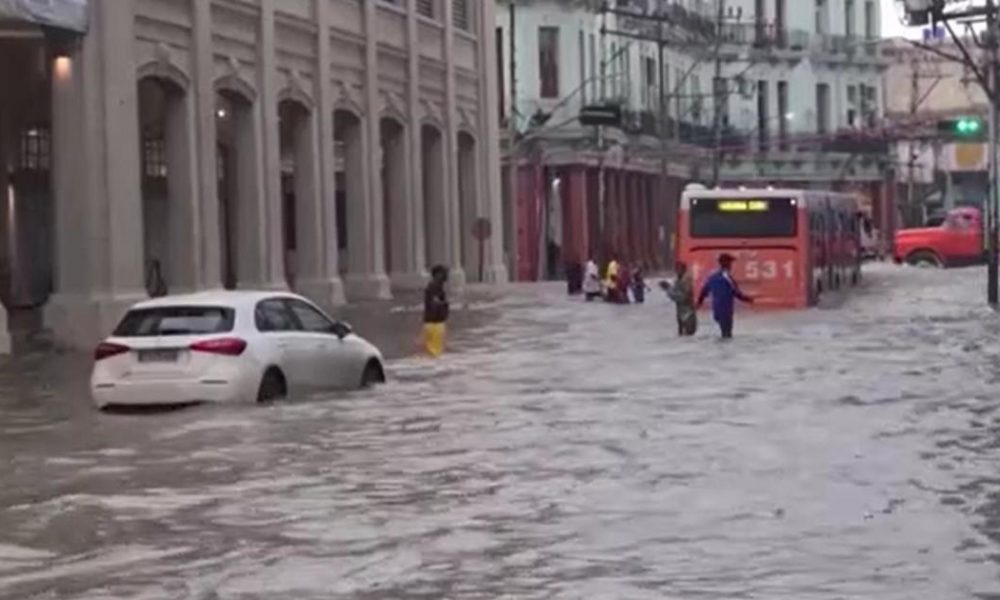 De l’eau jusqu’aux genoux inonde les rues de La Havane, Cuba De l’eau jusqu’aux genoux inonde les rues de La Havane, Cuba