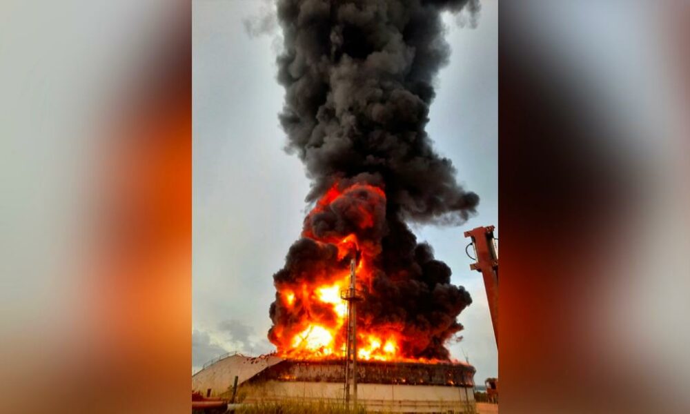 La foudre sur un réservoir de stockage de pétrole à Cuba provoque un incendie massif