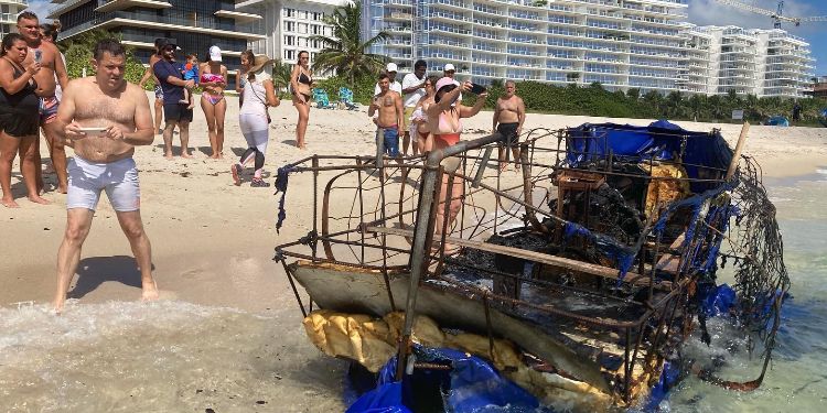Un radeau calciné avec un uniforme de la police cubaine atteint les côtes de Miami Un radeau calciné avec un uniforme de la police cubaine atteint les côtes de Miami